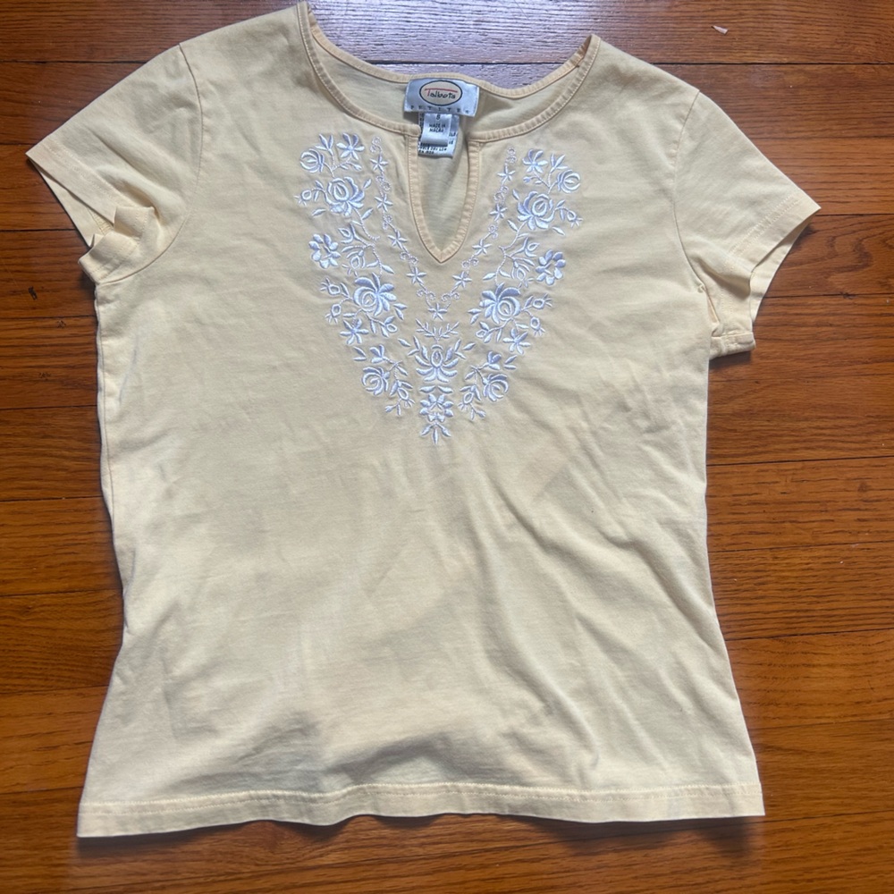 Short Sleeve Tee with Eye-Catching Design